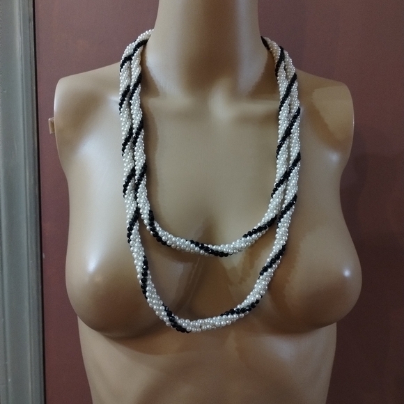 Jewelry - Long beaded black and white necklace faux pearl